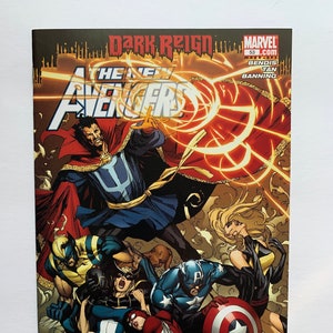 Könnte beinhalten: Comic-Cover mit einer Gruppe von Superhelden, darunter Doctor Strange, Wolverine, Captain America, Spider-Man und andere. Das Cover trägt den Titel "The New Avengers" und enthält den Text "Dark Reign" und "Marvel.com".