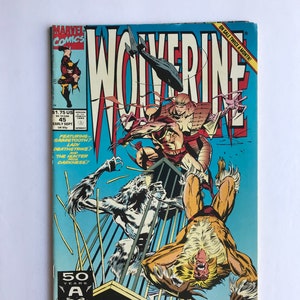 Może przedstawiać: Okładka komiksu przedstawiająca Wolverina, Sabretootha i Lady Deathstrike. Okładka jest niebieska i przedstawia panoramę miasta z tekstem "CLAWS OVER TIMES SQUARE!" w kolorze czerwonym.