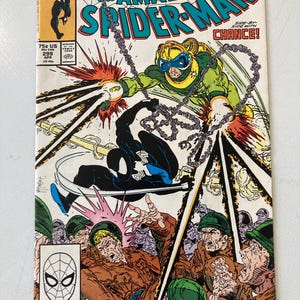 Op de afbeelding: Het stripboek The Amazing Spider-Man nummer 299, getiteld Side-By-Side With Chance!, toont Spider-Man in een zwart pak in gevecht met een in het groen geklede schurk genaamd Chance. De cover toont een actiescène met soldaten onderaan.