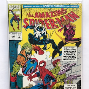 Könnte beinhalten: Comic-Cover von "The Amazing Spider-Man" #367 mit Spider-Man, Venom und weiteren Charakteren. Der Hintergrund ist gelb, mit Actionposen und Text wie "The Red Skull!" und "30th Anniversary 1962-1992".