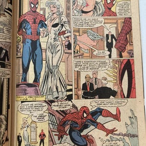 Pu&ograve; includere: Pagina di fumetto con Spider-Man in azione. Il pannello mostra Spider-Man nel suo costume rosso e blu, che interagisce con altri personaggi, tra cui una donna in abito bianco e un uomo in giacca e cravatta. Sono presenti fumetti con testo.