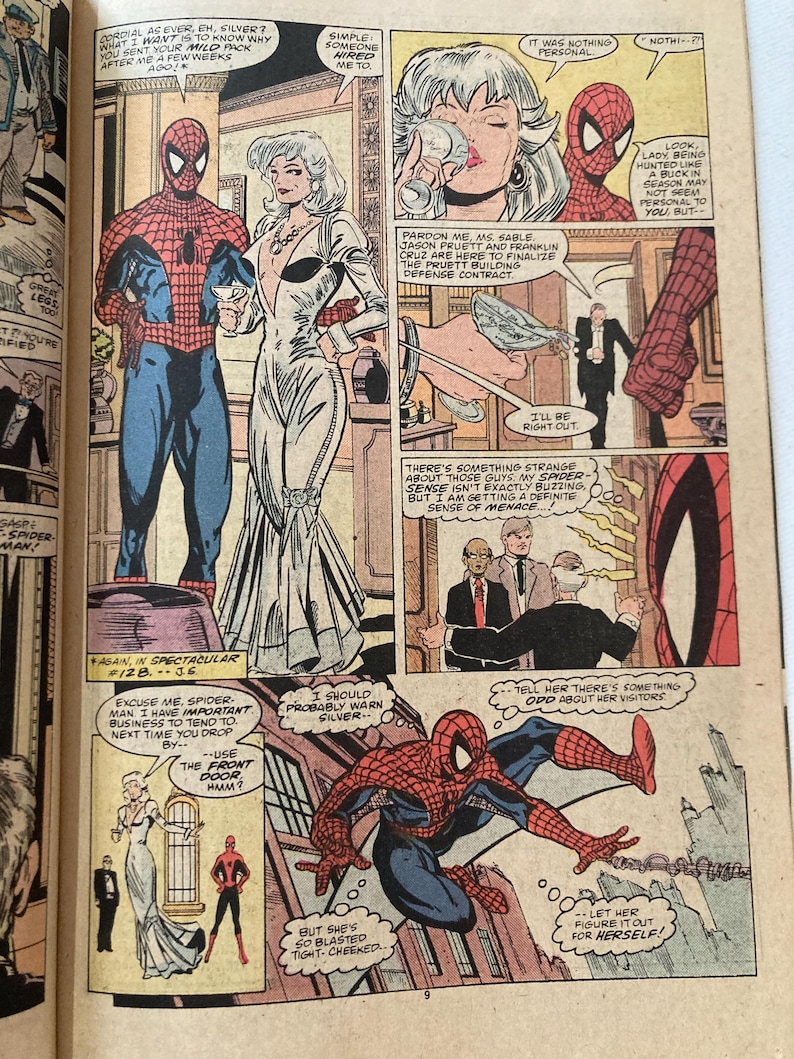 Pu&ograve; includere: Pagina di fumetto con Spider-Man in azione. Il pannello mostra Spider-Man nel suo costume rosso e blu, che interagisce con altri personaggi, tra cui una donna in abito bianco e un uomo in giacca e cravatta. Sono presenti fumetti con testo.