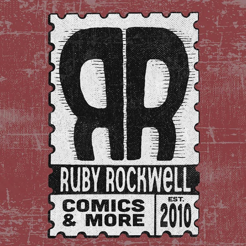 K&ouml;nnte beinhalten: Ein Stempel im Vintage-Stil mit den Initialen "RR" in fetten schwarzen Buchstaben. Darunter steht der Text "RUBY ROCKWELL COMICS & MORE EST. 2010" auf einem strukturierten roten Hintergrund. Der Stempel hat einen perforierten Rand.