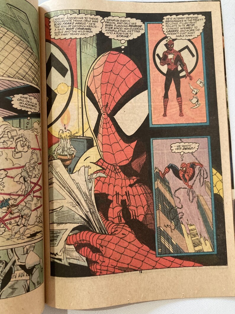 Pu&ograve; includere: Pagina di fumetto vintage con Spider-Man. I pannelli mostrano Spider-Man in azione, che legge documenti e affronta un simbolo nazista. Le nuvolette contengono dialoghi e l'opera d'arte &egrave; in stile fumetto classico.