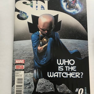 Puede incluir: Una portada de cómic con un personaje calvo de piel azul con una corona dorada, de pie sobre una superficie rocosa gris. El título del cómic es "Original Sin" y el texto "Who is the Watcher?" está impreso en blanco sobre fondo negro. El número de la edición es #0 de 8.