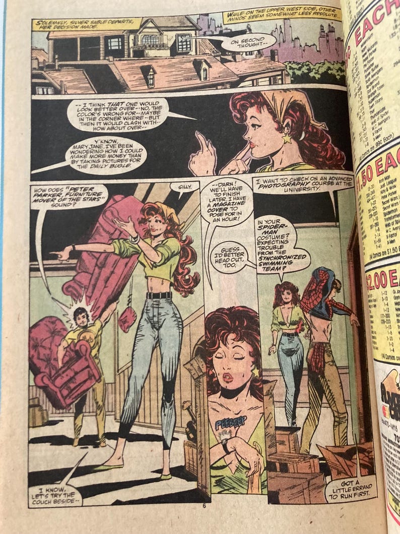 Pu&ograve; includere: Pagina di fumetto con una donna in top verde e jeans, che sposta un divano rosso con un uomo. Le nuvolette contengono dialoghi. La striscia di fumetti &egrave; a colori e ha uno stile vintage.