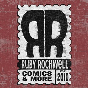 K&ouml;nnte beinhalten: Ein Stempel im Vintage-Stil mit den Buchstaben "RR" in Schwarzwei&szlig; und dem Text "Ruby Rockwell Comics & More Est. 2010" in Wei&szlig;.