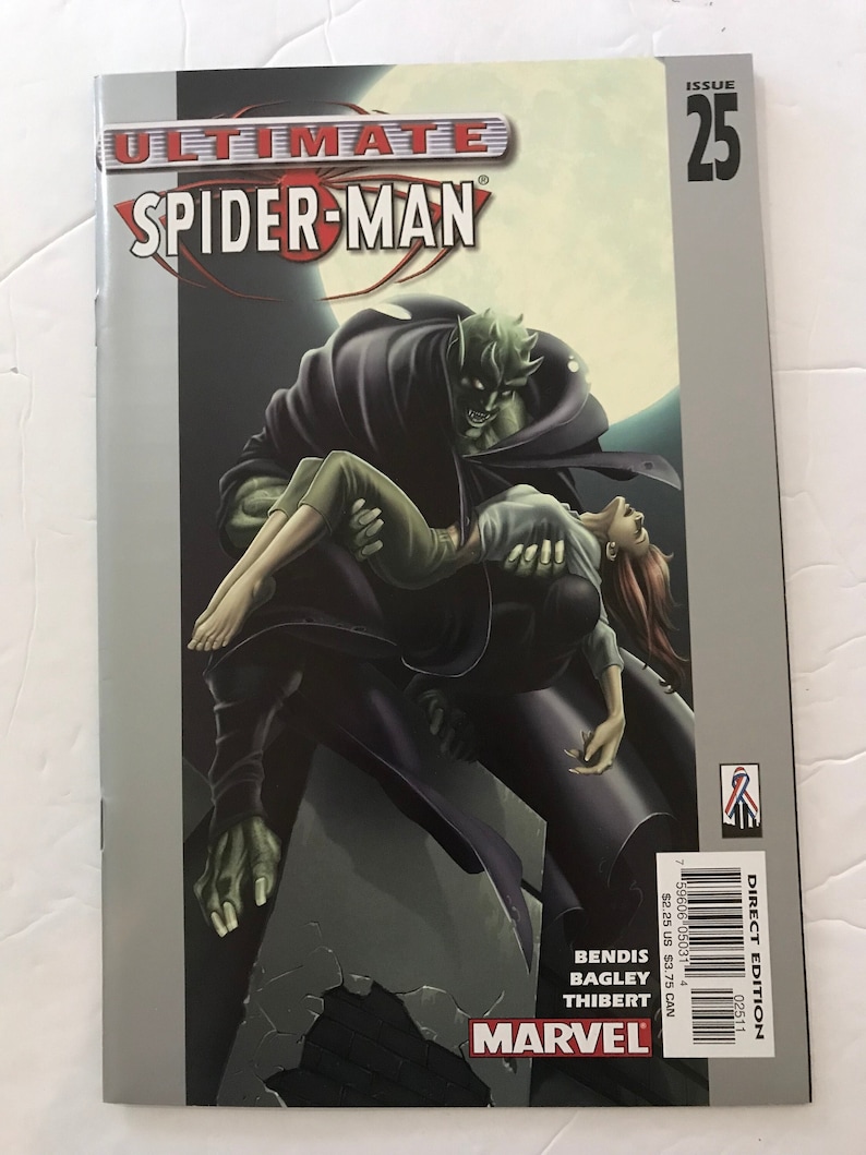 K&ouml;nnte beinhalten: Comic-Ausgabe von Ultimate Spider-Man, Ausgabe 25, mit einem gr&uuml;n geh&auml;uteten B&ouml;sewicht, der eine Frau h&auml;lt. Das Cover-Artwork hat einen dunklen, dramatischen Ton mit dem Marvel-Logo unten. Es ist eine Direct Edition.