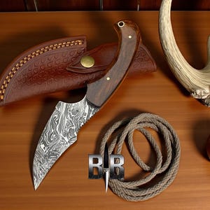 Handgefertigte Kürschnermesser aus Damaststahl: Griff aus Rosenholz, Lederscheide