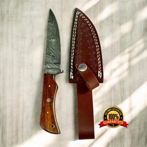 Handgefertigte Kürschnermesser aus Damaststahl: Griff aus Rosenholz, Lederscheide