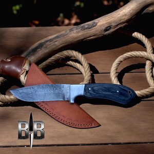 Couteau de dépeçage fait main en acier damas : manche en micarta, étui en cuir