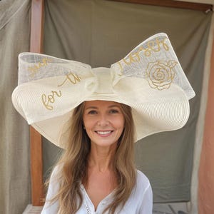Run for the Roses witte en gouden Kentucky Derby-hoed, brede rand, paardenraces, chic, ontworpen en gemaakt in de VS