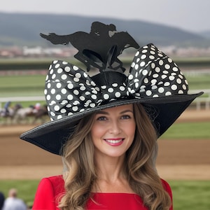 Zwart-witte Kentucky Derby-hoed met brede rand, grote stippenstrik en hoedband, paardenraces, klaar voor verzending