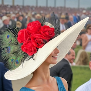 Witte Kentucky Derby-hoed met brede rand, rode roos en pauwenveren Moederdagcadeau
