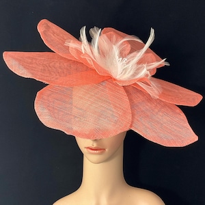 Peach Kentucky Derby Fascinator, extra grote zendspoel met Sinamay-bloem, gemaakt in de VS