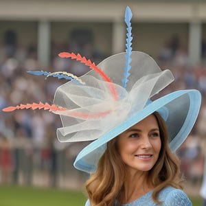 Lichtblauwe lampenkap Kentucky Derby-hoed met regenboogveren, formele hoed voor dames, hoed met brede rand