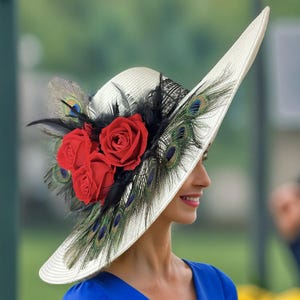 Brede rand Kentucky Derby witte hoed met rode roos en pauwenveren Moederdagcadeau Tea Party paardenrace Klaar voor verzending