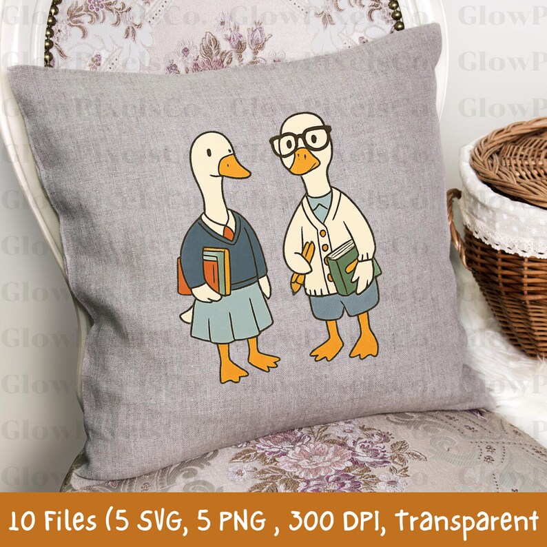 K&ouml;nnte beinhalten: Graues Zierkissen mit einer Cartoon-Illustration von zwei G&auml;nsen in Schuluniformen, die B&uuml;cher halten. Eine Gans tr&auml;gt eine Brille. Das Kissen hat den Text "10 Files (5 SVG, 5 PNG, 300 DPI, transparent".