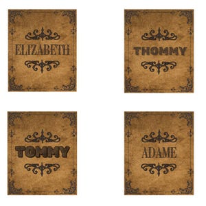 Könnte beinhalten: Vier Namensschilder im Vintage-Stil. Jedes Schild hat einen braunen Hintergrund mit dekorativen Ecken und zentralen Verzierungen. Die Namen "ELIZABETH", "THOMMY", "TOMMY" und "ADAME" werden in einer strukturierten Schrift angezeigt.