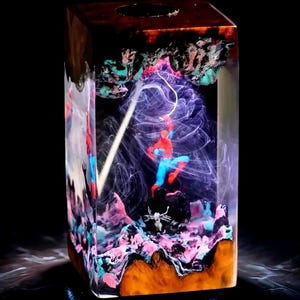 Handmade Spi.der-Man Diorama Resin Lamp – LED Night Light, Venom Decor, Superhero Gift for Him, Kids Room & Playroom Lighting, Gaming Decor