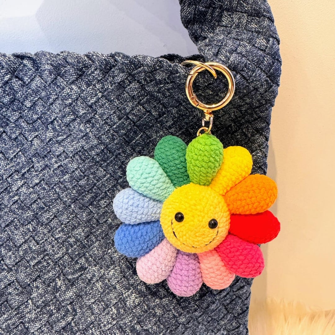 Crochet Smiley Flower Keychain – Plush Rainbow Bag Charm - Etsy