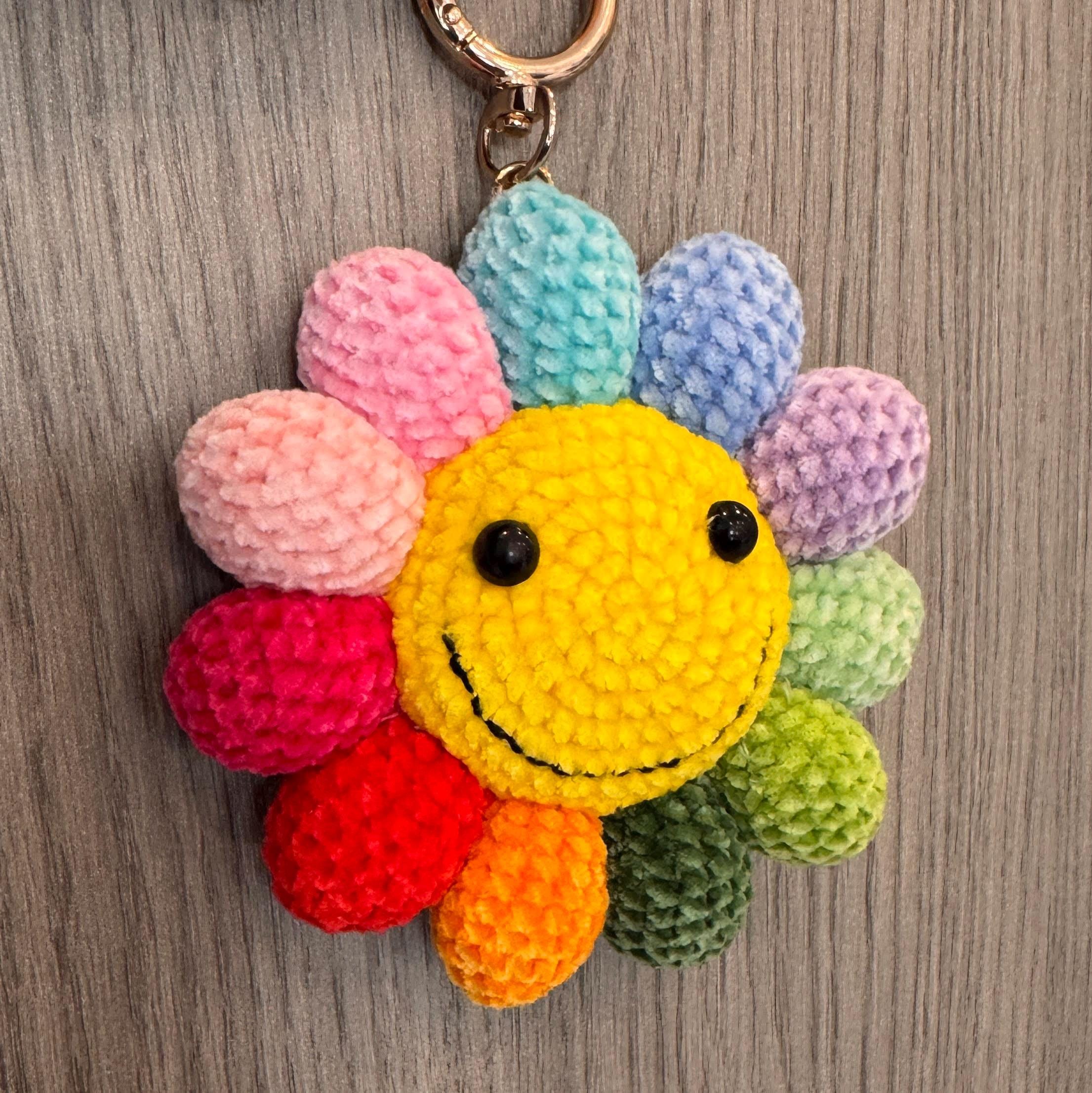 Crochet Smiley Flower Keychain – Plush Rainbow Bag Charm - Etsy