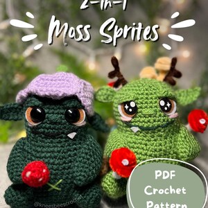Könnte beinhalten: Zwei gehäkelte Moss Sprite-Puppen. Eine ist grün mit einem lila Hut, die andere ist grün mit Geweih. Beide haben große Augen und halten einen roten Pilz. Das Bild enthält den Text "2-in-1 Moss Sprites" und "PDF Crochet Pattern".