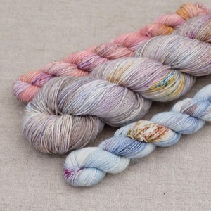 Motki skarpetek Peyton 100g + 2 x 20g miniaturki w kolorze różowo-koralowym i niebieskim z rdzawymi i żółtymi kropkami, zestaw 2 włóczek farbowanych ręcznie