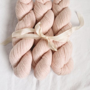 Dentelle boudoir rose, fil 100 % cachemire 55 g 448 m