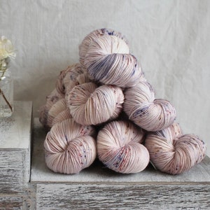 Preorder TEA ROOM 100g Peyton Sock 463yd pale violet pink blush with speckles