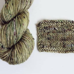 LICHEN tweedy DK 100g 231yd sw merino  hand dyed yarn soft green speckles
