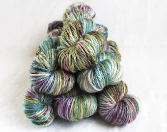 Tiffany Lamp Bulky SW Merino/Nylon 100g 105yds, purple green pink