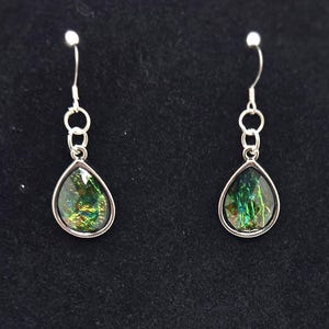 Green cat&#39;s eye earrings with 925 sterling silver ear hook.