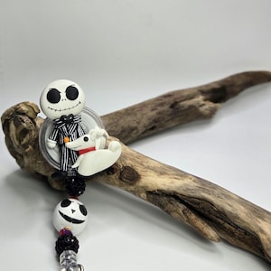 Odznaka Jacka z psem-duchem Clay Doll Reel