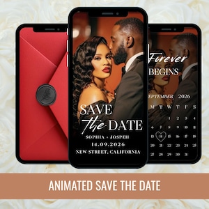 Puede incluir: Diseño animado de invitación de boda en tres smartphones. El teléfono central muestra una pareja con el texto "Save the Date". Los otros teléfonos muestran un calendario y un sobre rojo con un sello negro. El fondo son rosas blancas.