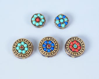Könnte beinhalten: Sechs runde, verzierte Ohrringe mit floralem Design. Die Ohrringe haben türkisfarbene, rote und blaue Steine, die in einem goldfarbenen Metall gefasst sind. Die Ohrringe sind auf einem hellgrauen Hintergrund angeordnet.