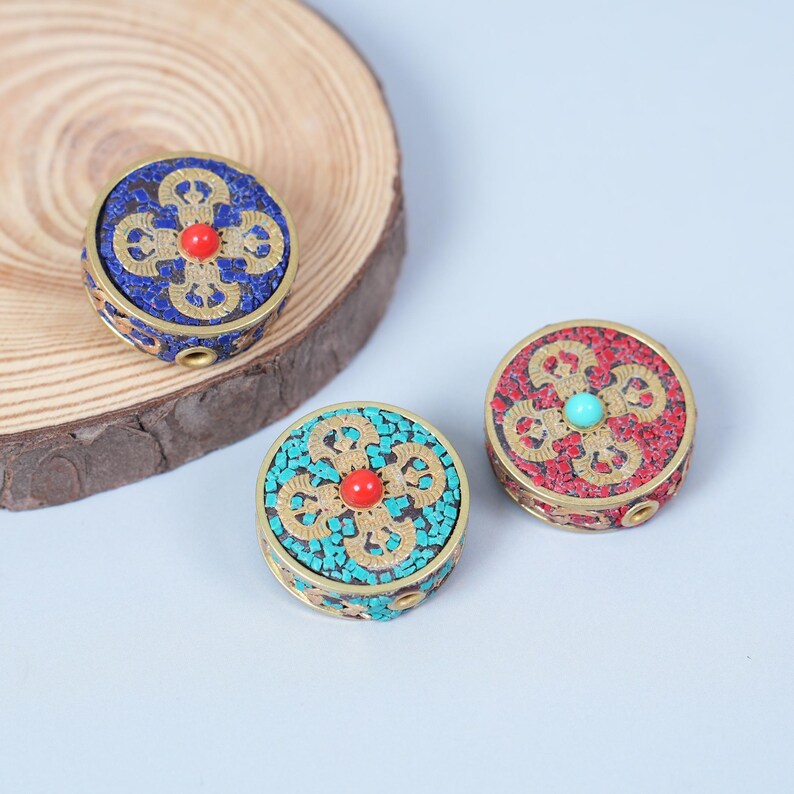 K&ouml;nnte beinhalten: Drei runde, dekorative Boxen mit aufwendigen Designs. Eine Box ist blau mit goldenen Akzenten, eine weitere t&uuml;rkis und die dritte rot. Jede hat einen zentralen Stein und ein detailliertes Muster.