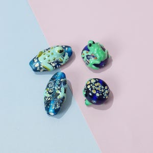Handgemachte Murano Glas Frosch Perle - Lampwork Tier Anhänger für die DIY Schmuckherstellung | Süße Handwerker-Glasperle für Armbänder & zum Basteln