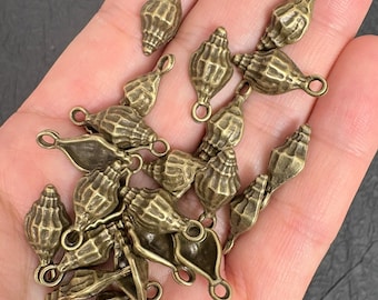 30 piezas de dijes de concha de bronce antiguo, colgantes de concha marina en espiral vintage para la fabricación de joyas.