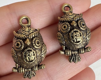 Vintage Brass Owl Pendant, Retro Bird Charm, Antique Brass Animal Decor, DIY Jewelry Pendant, Keychain or Home Decoration Accessory