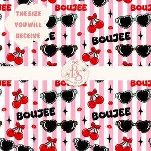 Op de afbeelding: Een herhalend patroon op een wit en roze gestreepte achtergrond met zwarte hartvormige zonnebrillen, rode kersen met strikjes, kleine rode lippen en zwarte vierpuntige sterren. De tekst "BOUJEE" staat in het zwart en "THE SIZE YOU WILL RECEIVE" staat in een wolk.