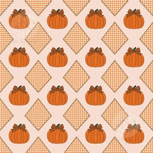 Op de afbeelding: Een herhalend patroon op een licht perzikkleurige achtergrond met oranje pompoenen met bruine strikken en oranje-witte ruitvormen met vichy-patroon. Het ontwerp is gerangschikt in een raster met afwisselende rijen pompoenen en ruiten.