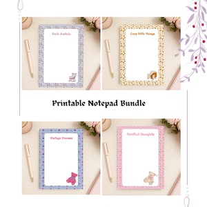 Pode incluir: Um pacote de blocos de notas imprimíveis contendo quatro folhas digitais com bordas decorativas. Os designs apresentam os textos Rock Awhile, Cozy little things, Vintage Dreams e Thrifted thoughts, acompanhados de ilustrações de uma cadeira e ursos de pelúcia.
