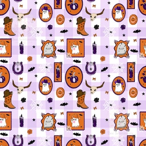 Op de afbeelding: Een herhalend patroon op een lichtpaarse en witte ruitjesachtergrond met illustraties van geesten met cowboyhoeden, koeienschedels, oranje pompoenen, paarse kaarsen, zwarte vleermuizen, spinnenwebben en grafstenen met de tekst R.I.P.