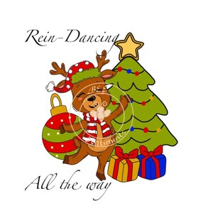 以下が含まれることがあります： クリスマスツリーの隣で踊るトナカイ、赤と緑のオーナメント、プレゼントの漫画イラスト。トナカイは帽子とスカーフを着用しています。テキストは「Rein-Dancing All the way」と書かれています。