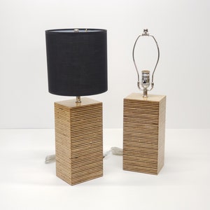 Lámpara de madera contrachapada de nogal mediana hecha a mano imagen 1
