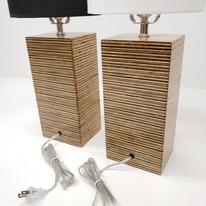 Lámpara de madera contrachapada de nogal mediana hecha a mano imagen 8