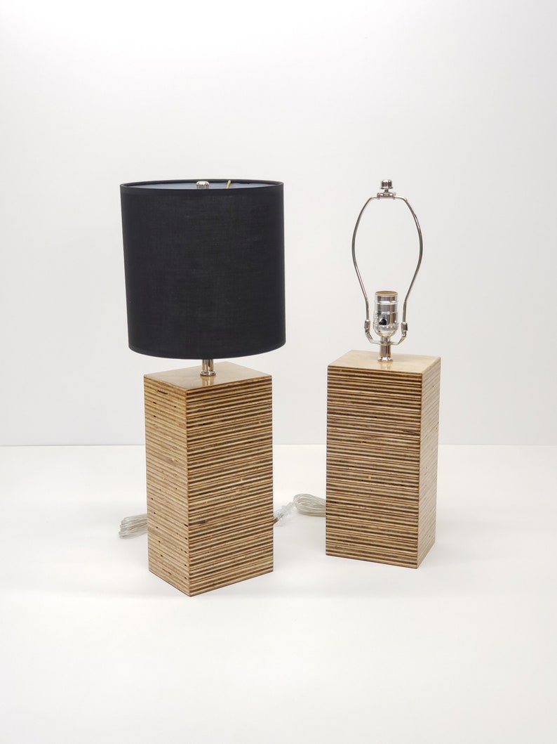 Lámpara de madera contrachapada de nogal mediana hecha a mano imagen 1