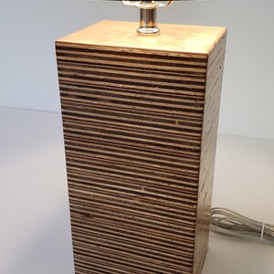 Lámpara de madera contrachapada de nogal mediana hecha a mano imagen 4