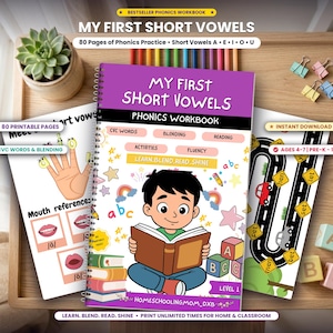 以下が含まれることがあります： 「My First Short Vowels」というタイトルのスパイラル綴じフォニックスワークブック。表紙には本を読む子供のイラストが描かれています。このワークブックには、4歳から7歳向けの80ページの練習問題、CVC単語、リーディング、学習アクティビティが含まれており、文字、星、ブロックのカラフルなイラストが特徴です。